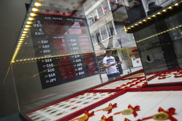 هبوط الأسواق التركية بعد تعيين أردوجان صهره وزيرا للمالية