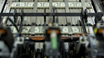 الدولار يسجل أعلى مستوى في أسبوعين بفعل مخاوف الحرب التجارية