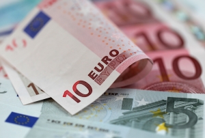 اليورو ينخفض مع استعداد الاسواق لحذر البنك المركزي الاوروبي