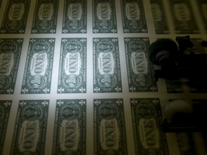 الدولار يصعد بعد قرار الفيدرالي إلغاء قاعدة تخفيف الأموال الاحترازية للبنوك