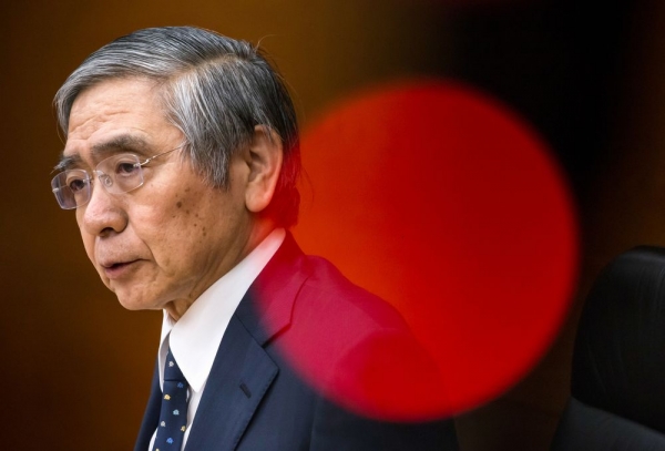 بنك اليابان يبقي سياسته النقدية بلا تغيير ويخفض تقييمه للتضخم