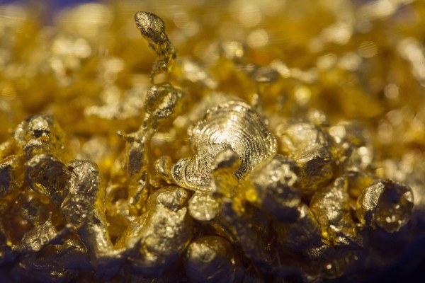 سعر الذهب يسجل أدناه منذ شهر قبل اجتماع مرتقب بشدة للفيدرالي