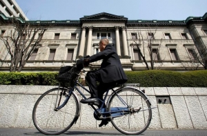 بنك اليابان يبقي السياسة ثابتة  ويشير إلى فرصة للتخفيف في أكتوبر