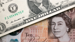 الدولار يستقر بالقرب من اعلى مستوى اسبوعي ، الاسترليني يرتفع بعد بيانات التضخم