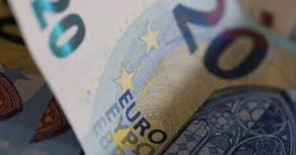 اليورو يستقر بالقرب من ادنى مستوياته في شهرين مع انخفاض التضخم