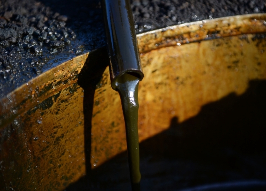 النفط يهوى إلى أدنى مستوى في عام وسط غيوم تخيم على توقعات الطلب