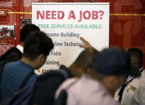 طلبات إعانة البطالة الأمريكية تنخفض إلى أدنى مستوى في ثلاثة أسابيع