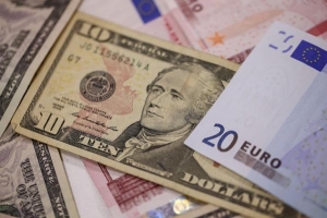 الدولار يرتفع نحو أعلى مستوى في 20 عام واليورو يتراجع بعد بيانات ضعيفة