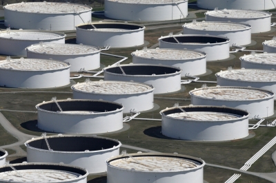 النفط يتماسك بفعل  توقعات الطلب من أوبك ومخزونات الوقود الأمريكية