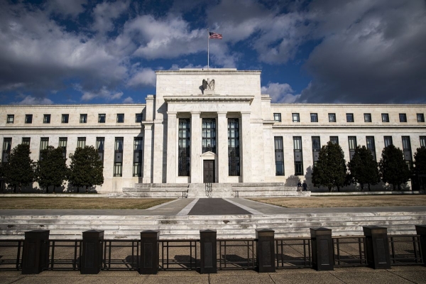 الاحتياطي الفيدرالي يبقي سياسته دون تغيير ويرى قفزة مؤقتة في التضخم