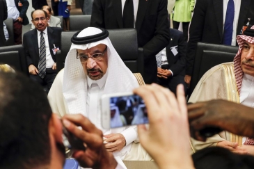 السعودية تتعهد بالسيطرة على أسعار النفط وتطمئن المستهلكين