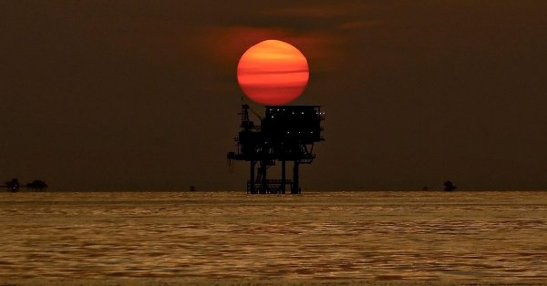 النفط يقترب من 75 دولار في ظل إنكماش المخزونات الأمريكية