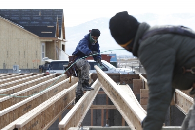 وتيرة بناء المنازل الجديدة في أمريكا تهبط في فبراير بسبب سوء الطقس