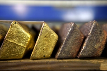 الذهب مستقر فوق 1200 دولار مع تراجع الدولار بفعل انحسار التوترات التجارية