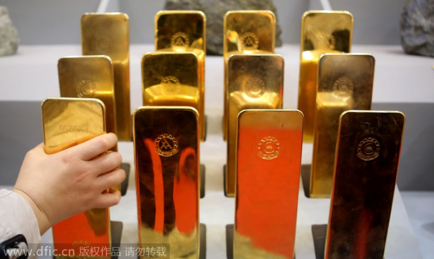 الذهب يسجل أدنى مستوياته في شهر مع تزايد احتمالات رفع أسعار الفائدة الأمريكية