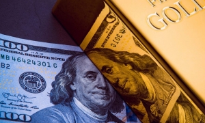 الذهب يواصل انخفاضه مع ارتفاع الدولار وعوائد السندات