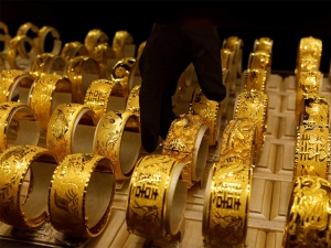 الذهب يتراجع في ظل صحوة للدولار