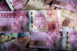 الروبية الإندونسية تهبط لأدنى مستوى مقابل الدولار منذ 1998