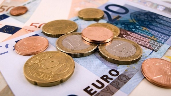اليورو ينخفض لادنى مستوى في شهر بفعل قوة الدولار