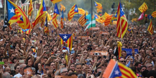 الكاتالونيون يعلنون الاستقلال في تحدِ للحكومة الإسبانية