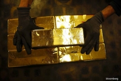 الذهب عند أعلى مستوياته في شهر بعد إنفراجة في الحرب التجارية