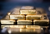 الذهب يتراجع بعد تسجيله أعلى مستوى في شهرين