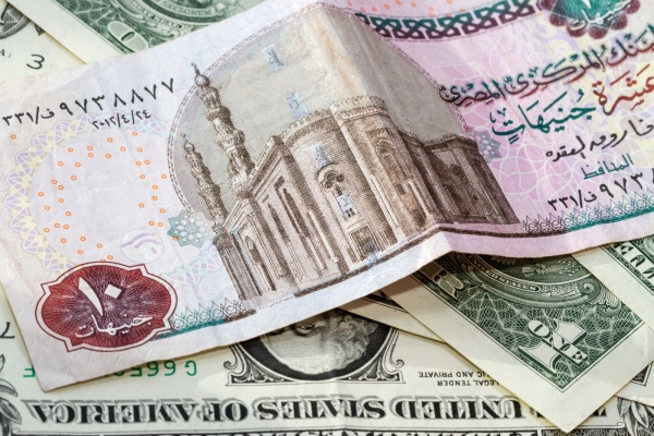 رويترز: الجنيه المصري يرتفع بعد تخفيض البنك المركزي لأسعار الفائدة