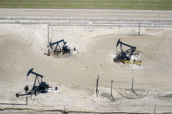 النفط يتشبث بمكاسب طفيفة مع دعوة أوبك+ إلى الحذر بشأن زيادة الإمدادات