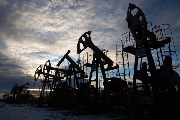أسعار النفط تصعد 4% رغم زيادة في المخزونات الأمريكية