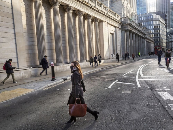 بنك انجلترا يخفض أسعار الفائدة إلى 0.1% ويستأنف برنامج التيسير الكمي