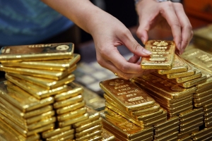 الذهب يحوم بالقرب من اعلى مستوياته في 8 اشهر مع انخفاض العوائد وعودة الازمة الاوكرانية للظهور