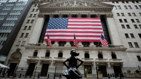 الأسهم الأمريكية تتحرك في نطاق ضيق وسط بيانات اقتصادية متباينة