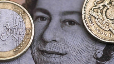 الاسترليني ينخفض رغم احتمالات زيادة الفائدة من قبل بنك انجلترا