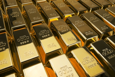 الذهب بالقرب من أدنى مستوى في اسبوعين مع تعافي الدولار بفعل الحذر التجاري