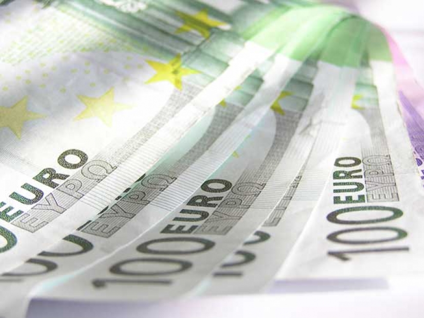 بيع السندات الايطالية يرسل اليورو لادنى مستوياته في 6 اشهر ونصف