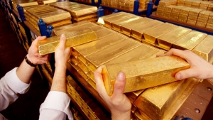 الذهب يتراجع حيث عززت مخاوف التضخم من رهانات تشديد الفيدرالي للسياسة النقدية