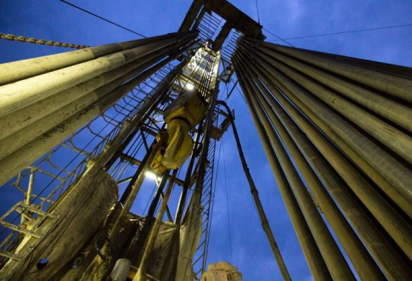 أسعار النفط تهوى بعد تقرير بأن السعودية ربما تستأنف قريبا 70% من إنتاجها المفقود