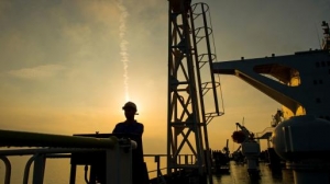 انخفاض أسعار النفط وسط هدوء مشوب بالحذر