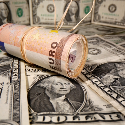 الدولار ينخفض مقابل اليورو بعد تراجعه عن أعلى مستوياته في 3 أشهر تقريبا