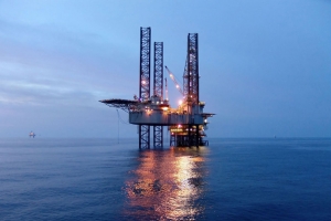 أسعار النفط تهبط مع ارتفاع المخزونات الأمريكية، ولكن توترات الشرق الأوسط تقدم بعض الدعم