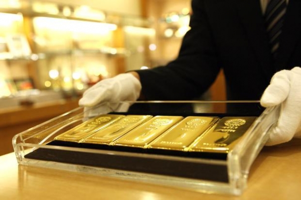 الذهب متماسك فوق 1800 دولار وسط قفزة في إصابات الفيروس تربك خطط الفيدرالي