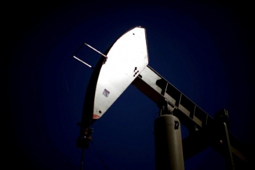النفط عند أعلى مستوى في عامين ونصف بفعل توترات إيرانية وبيانات اقتصادية