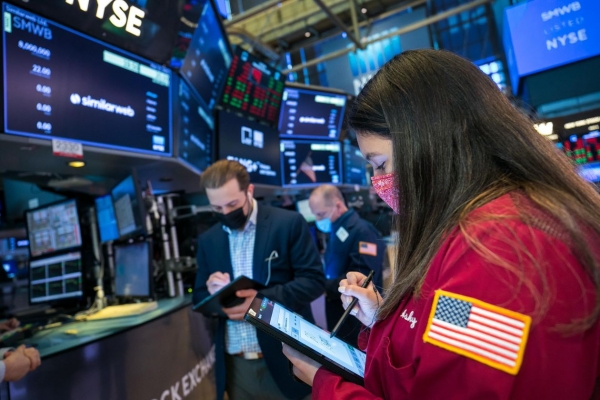 الأسهم الأمريكية تتأرجح وسط بيانات اقتصادية وتصريحات للفيدرالي