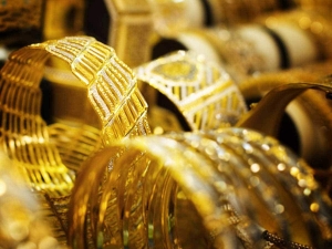 الصعود المفاجيء للذهب مع نهاية العام يتسارع وسط ضعف في الدولار