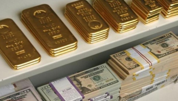 الذهب يتراجع مع صعود الدولار، وترقب للمشاكل المالية الامريكية وإشارات أسعار الفائدة