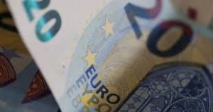 اليورو يرتفع مع عوائد سندات منطقة اليورو بعد اعلان البنك المركزي انهاء شراء السندات في الربع الثالث