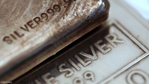 الفضة توسع المكاسب فوق 25 دولار والذهب يسطر تاريخاً