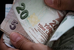 صعود الليرة والسندات التركية بعد تجديد &quot;أك بنك&quot; قرض بالعملة الأجنبية