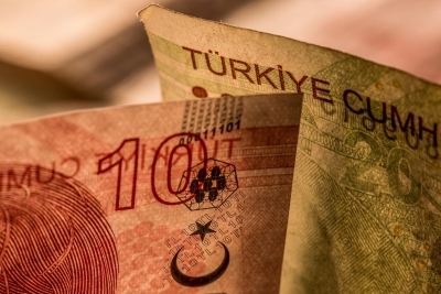 الليرة التركية تهبط إلى 7 ليرات مقابل الدولار