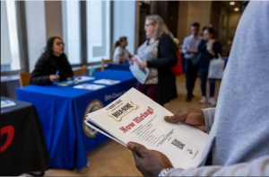 انخفاض طلبات إعانة البطالة الأمريكية بأكبر قدر منذ نوفمبر